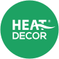 Logo przedstawia napis „HEAT DECOR” na zielonym tle. Litery są białe i mają nowoczesny, prosty krój. Element graficzny przypomina falę, co łączy się z tematem ogrzewania.