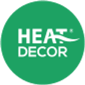 Logo przedstawia napis „HEAT DECOR” na zielonym tle. Litery są białe i mają nowoczesny, prosty krój. Element graficzny przypomina falę, co łączy się z tematem ogrzewania.