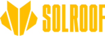 Logo firmy Solroof w kolorze żółtym, przedstawiające stylizowany symbol przypominający rozwinięte skrzydła po lewej stronie nazwy. Napis jest wyraźny i pogrubiony, utrzymany w jednolitym odcieniu. Całość ma nowoczesny i dynamiczny wygląd.
