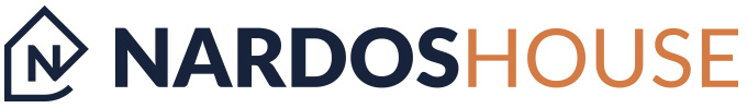 Logo firmy Nardos House, przedstawiające stylizowaną literę "N" w kształcie domu na białym tle. Obok znajduje się nazwa firmy, w której słowo "HOUSE" jest wyróżnione pomarańczowym kolorem.