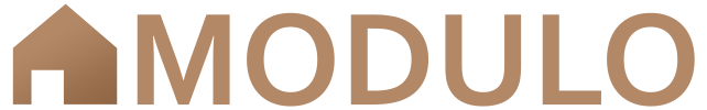 Logo przedstawia słowo "MODULO" z charakterystycznym symbolem domu z lewej strony. Stylizacja wykorzystuje elegancką, brązową czcionkę, która nadaje wrażenie nowoczesności i prostoty. Element domu sugeruje związek z architekturą lub budownictwem.
