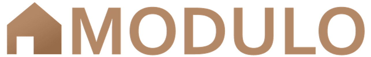 Logo przedstawia słowo "MODULO" z charakterystycznym symbolem domu z lewej strony. Stylizacja wykorzystuje elegancką, brązową czcionkę, która nadaje wrażenie nowoczesności i prostoty. Element domu sugeruje związek z architekturą lub budownictwem.