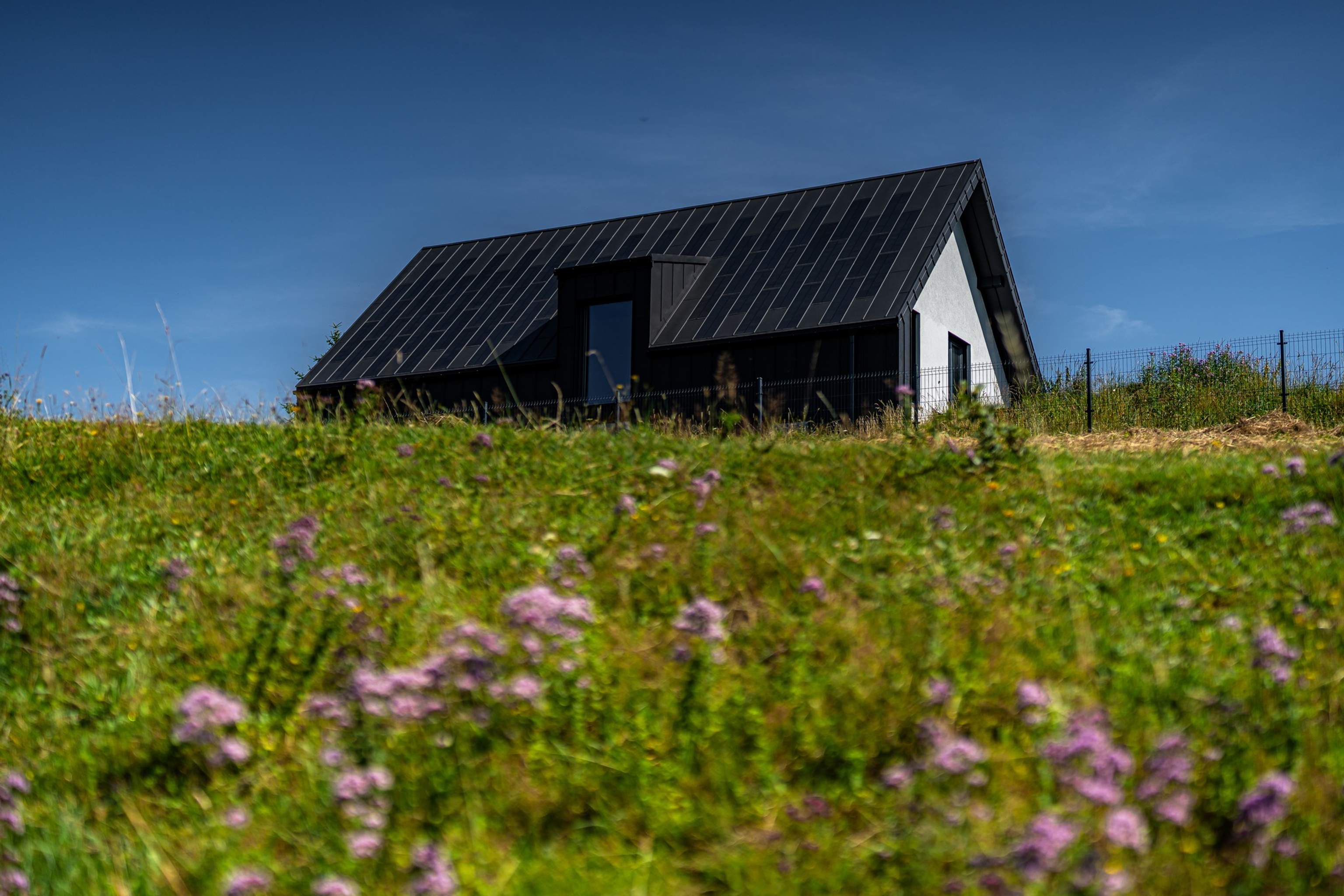 Dom nowoczesna stodoła z fotowoltaiką SOLROOF