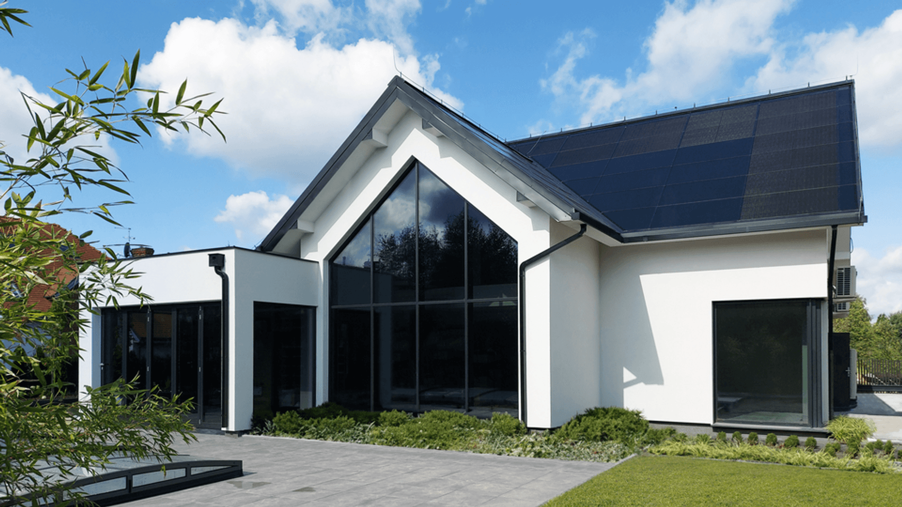 https://cms.nowoczesnastodola.pl/assets/e41694ea-3d7e-47a3-93b9-7af2ed136527/nowoczesna-stodo%C5%82a-energooszcze%CC%A8dny-dom-z-solarnym-dachem-sunRoof%204.png?format=png&height=990&quality=65&width=1760